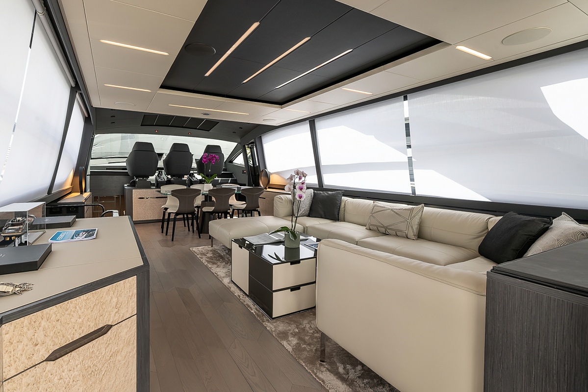 Продается моторная яхта PERSHING 8X 2022г.